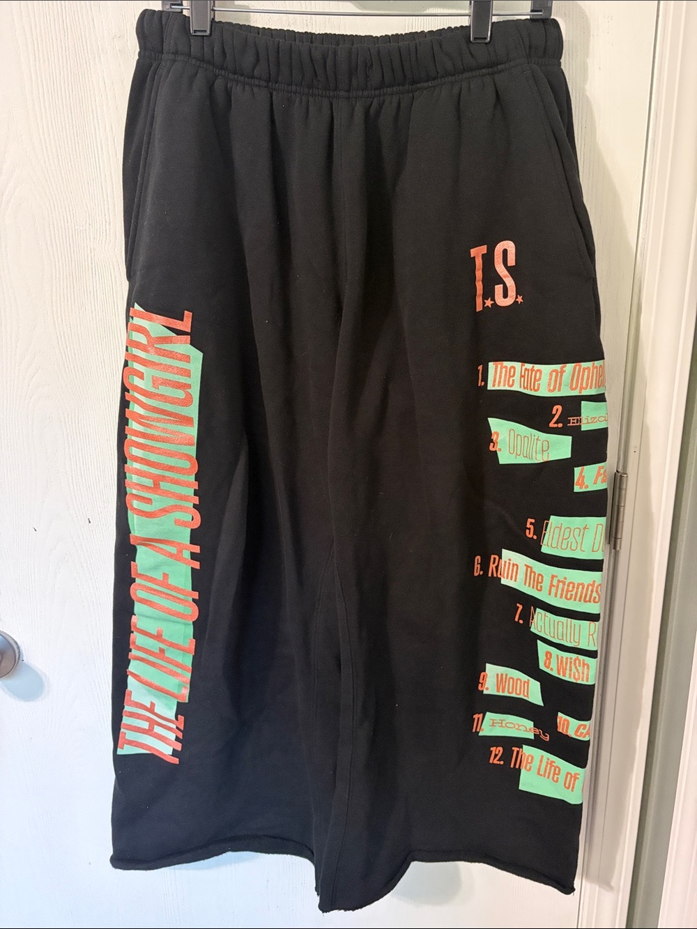 The Life of a Showgirl Tracklist Black Sweatpants Like New Size Large - Picture 5 of 10